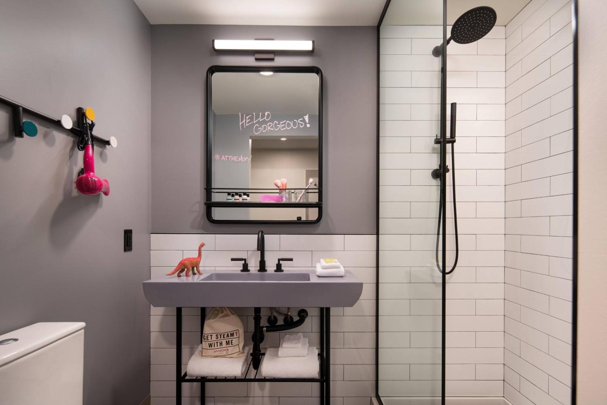 Отель Moxy Portland Downtown Экстерьер фото