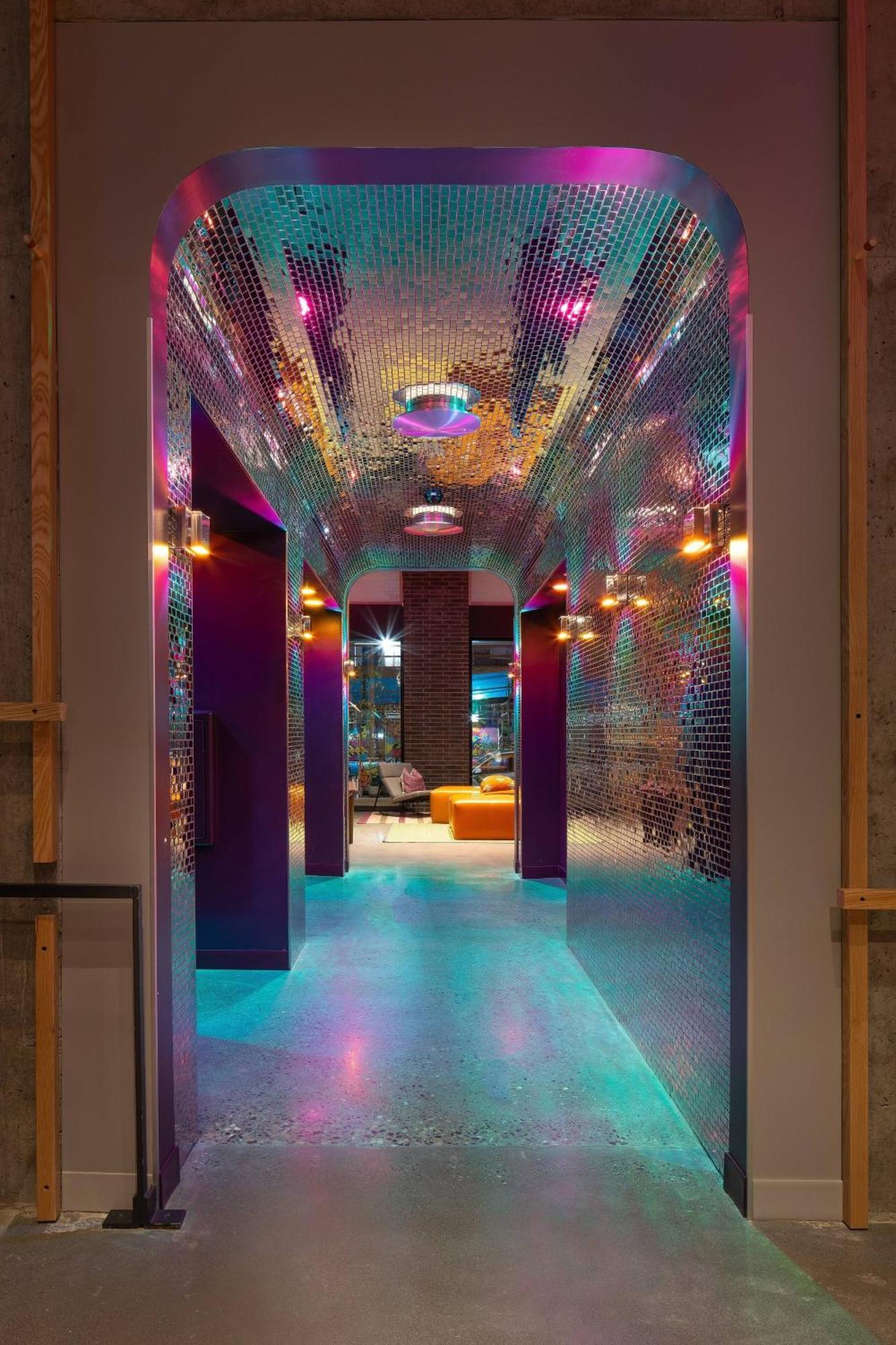 Отель Moxy Portland Downtown Экстерьер фото