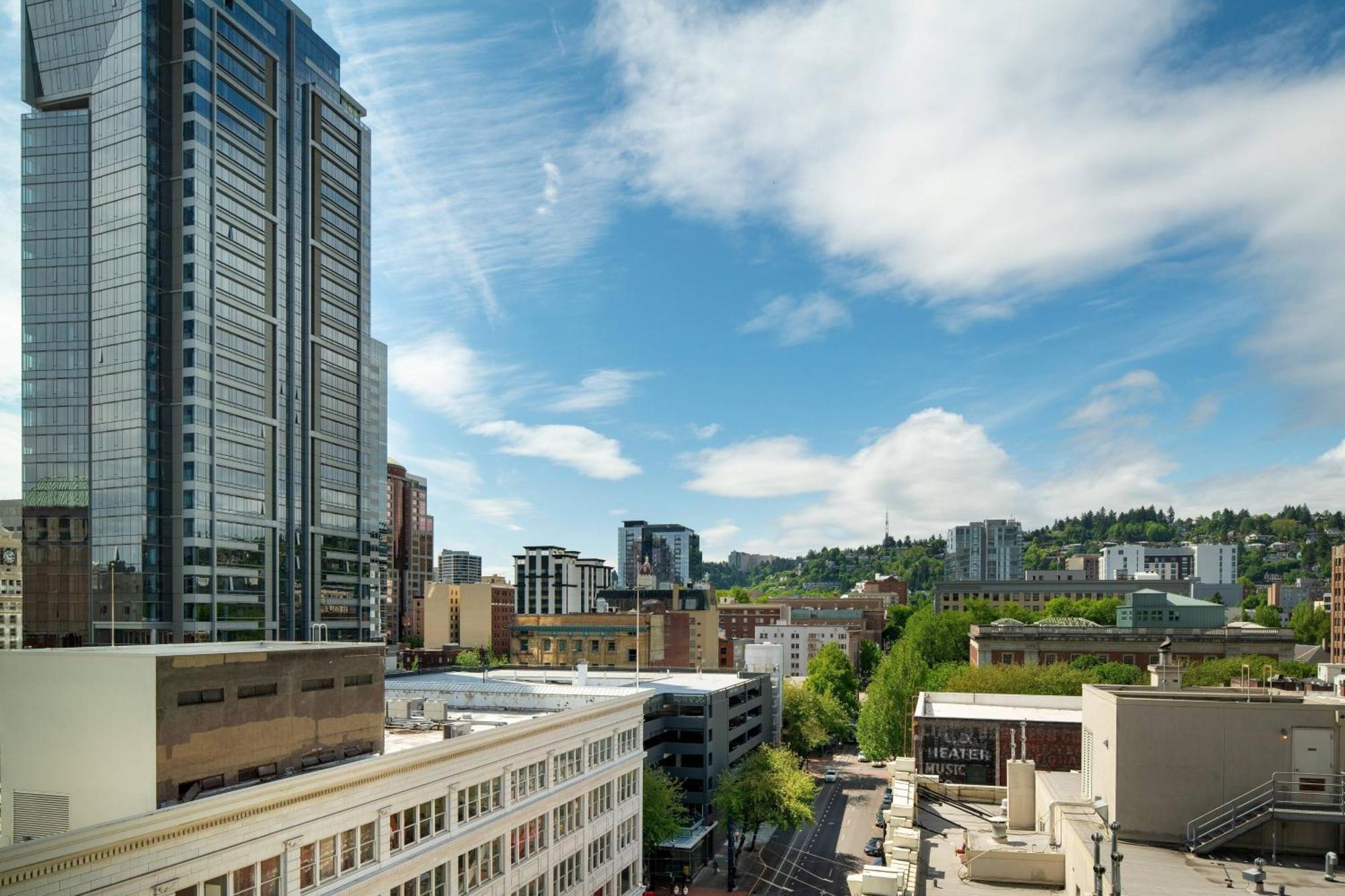 Отель Moxy Portland Downtown Экстерьер фото