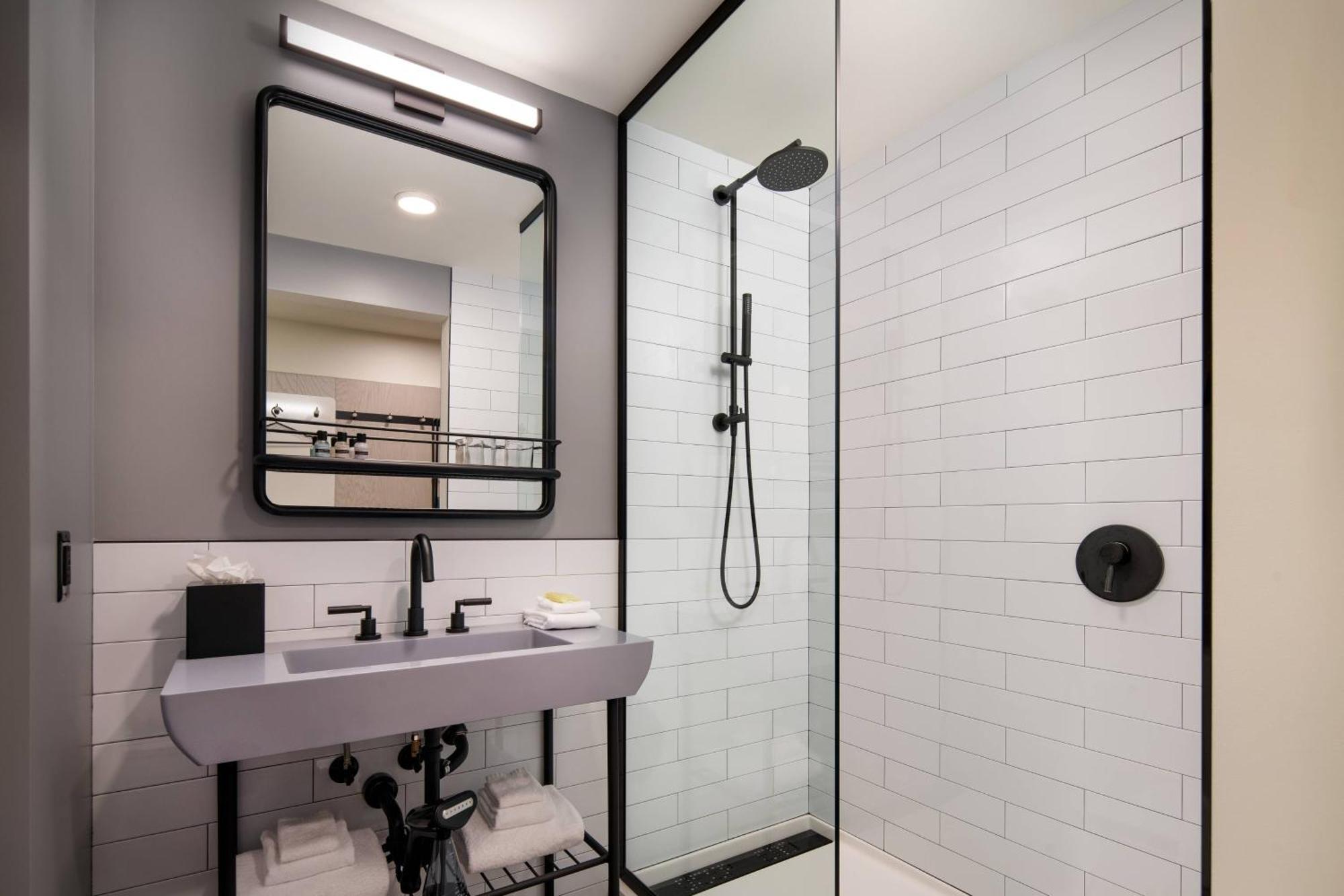 Отель Moxy Portland Downtown Экстерьер фото
