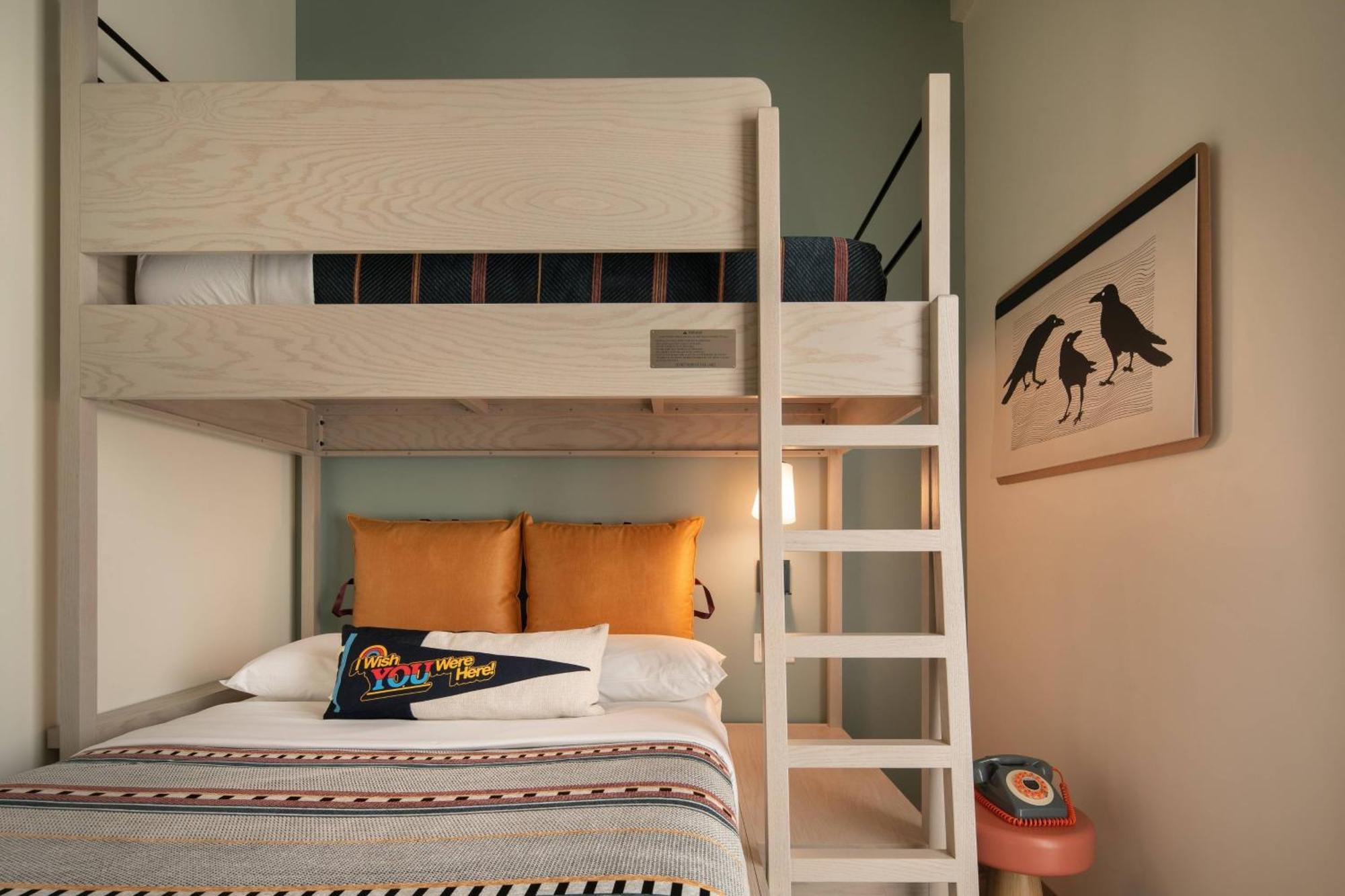 Отель Moxy Portland Downtown Экстерьер фото