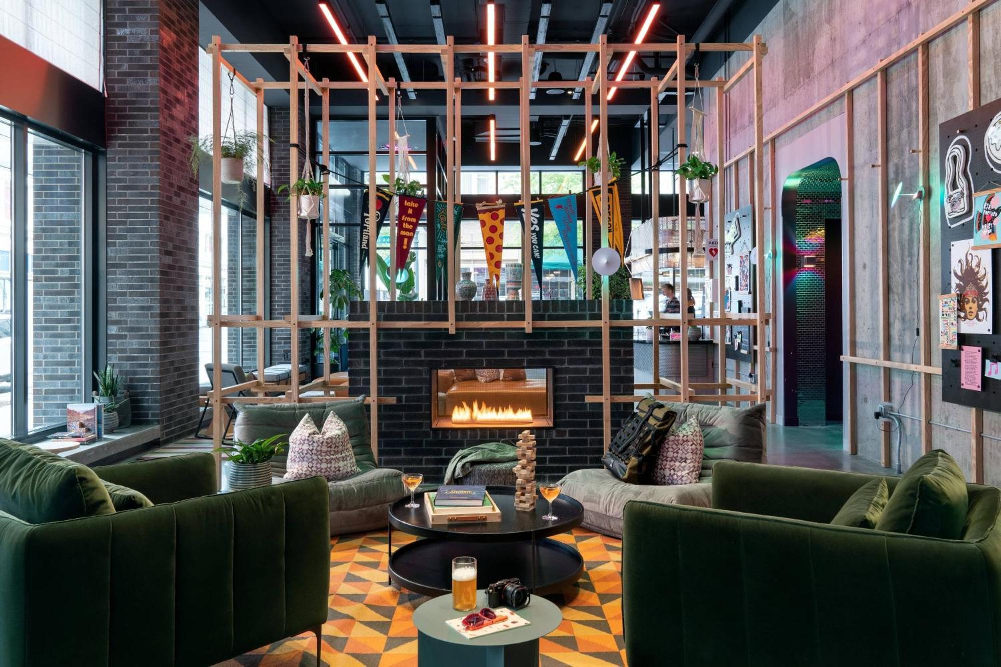 Отель Moxy Portland Downtown Экстерьер фото