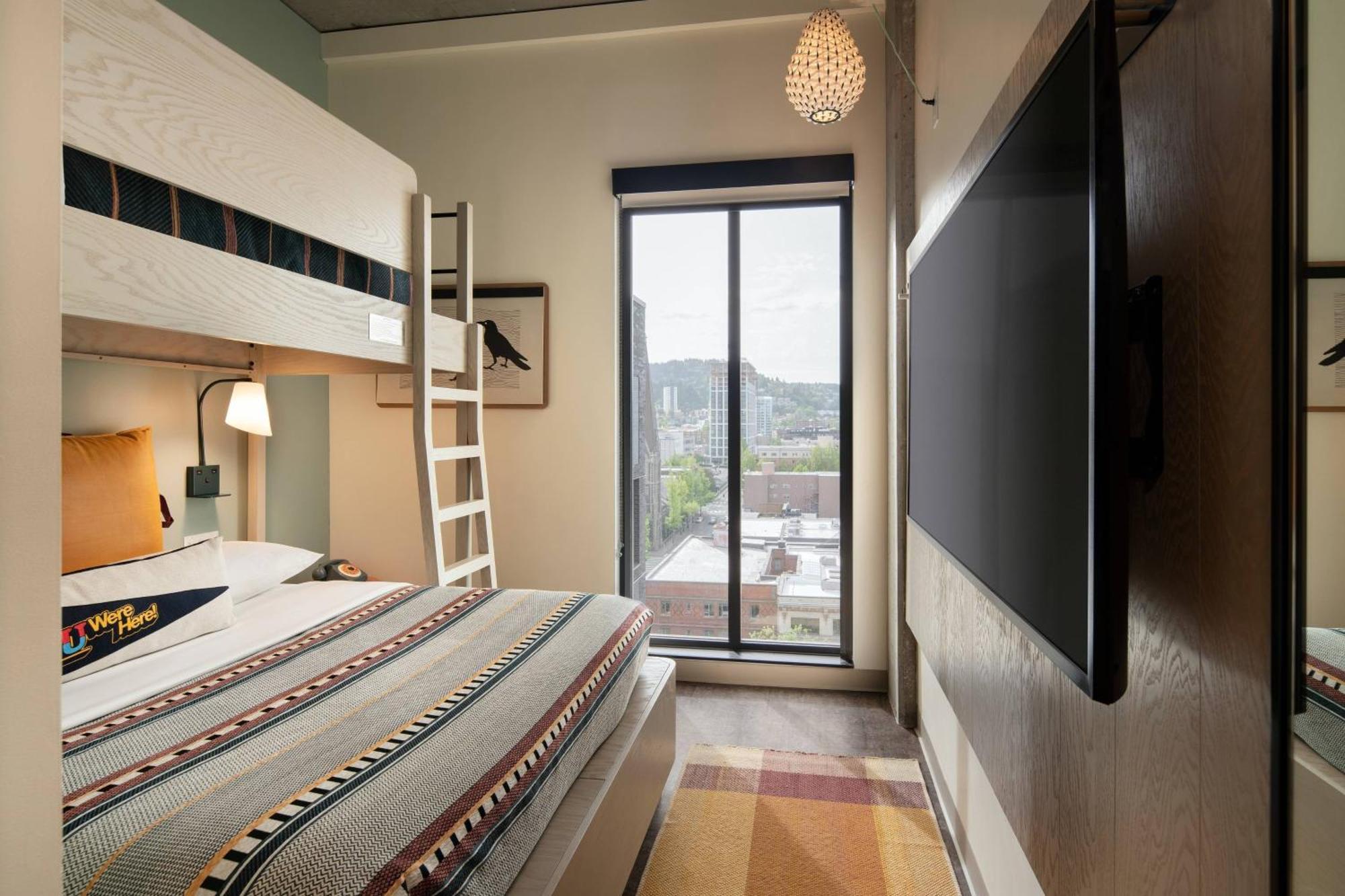 Отель Moxy Portland Downtown Экстерьер фото