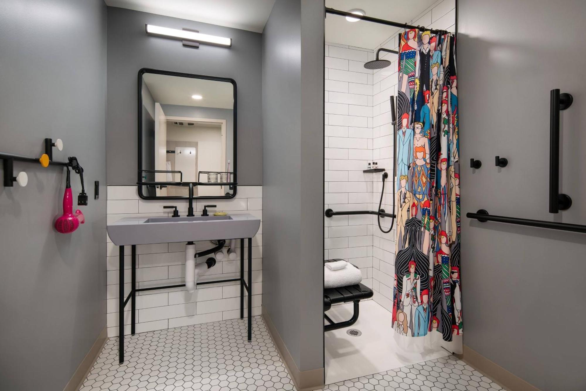 Отель Moxy Portland Downtown Экстерьер фото