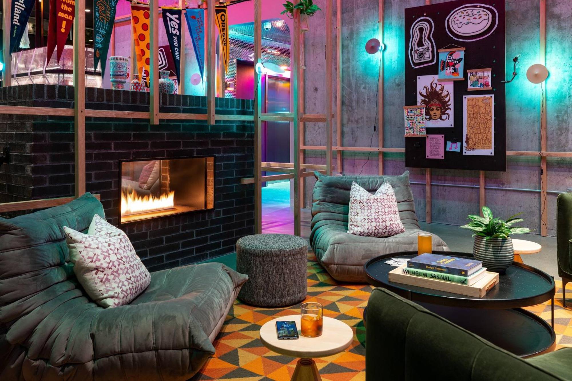 Отель Moxy Portland Downtown Экстерьер фото