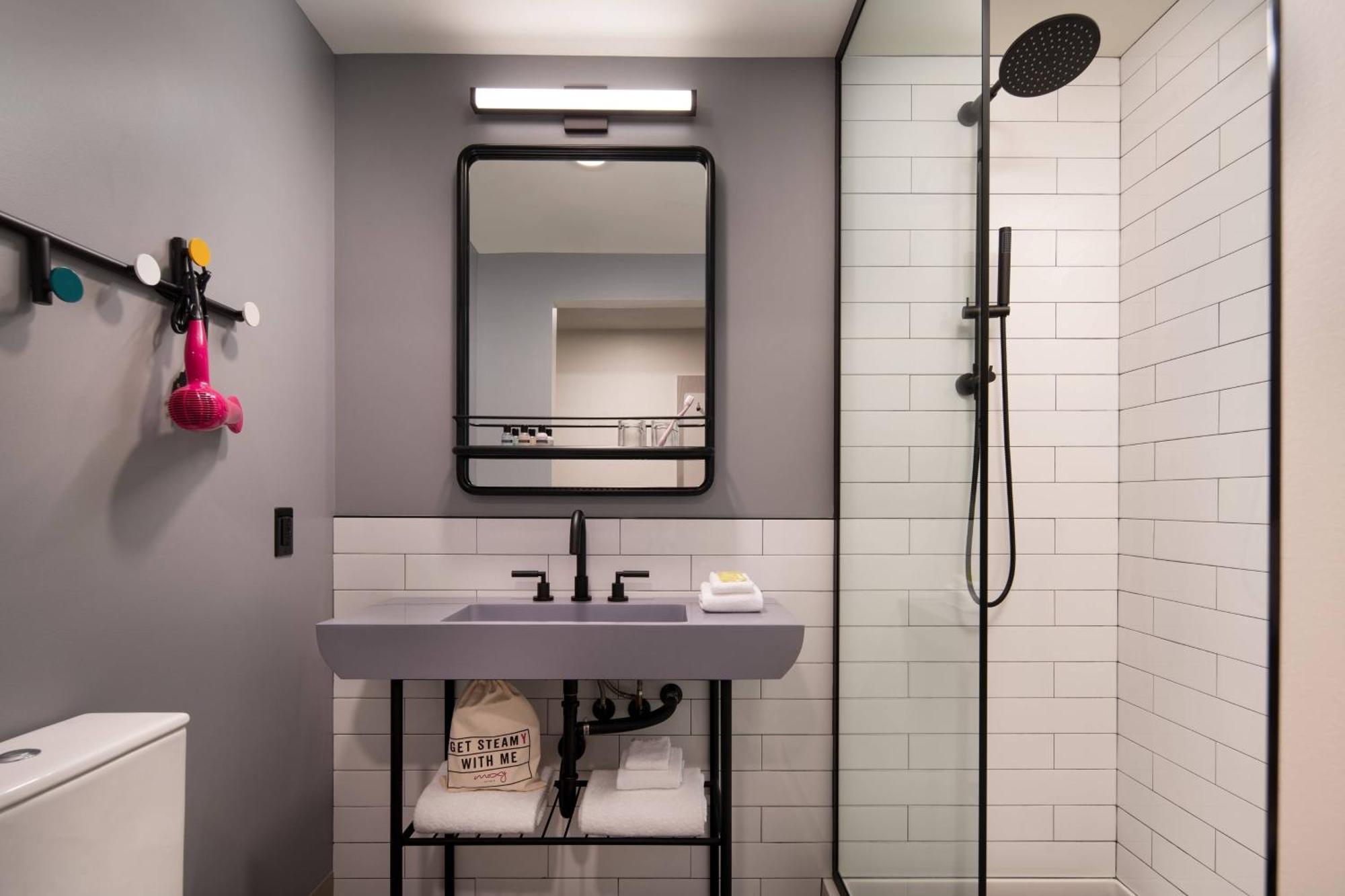 Отель Moxy Portland Downtown Экстерьер фото