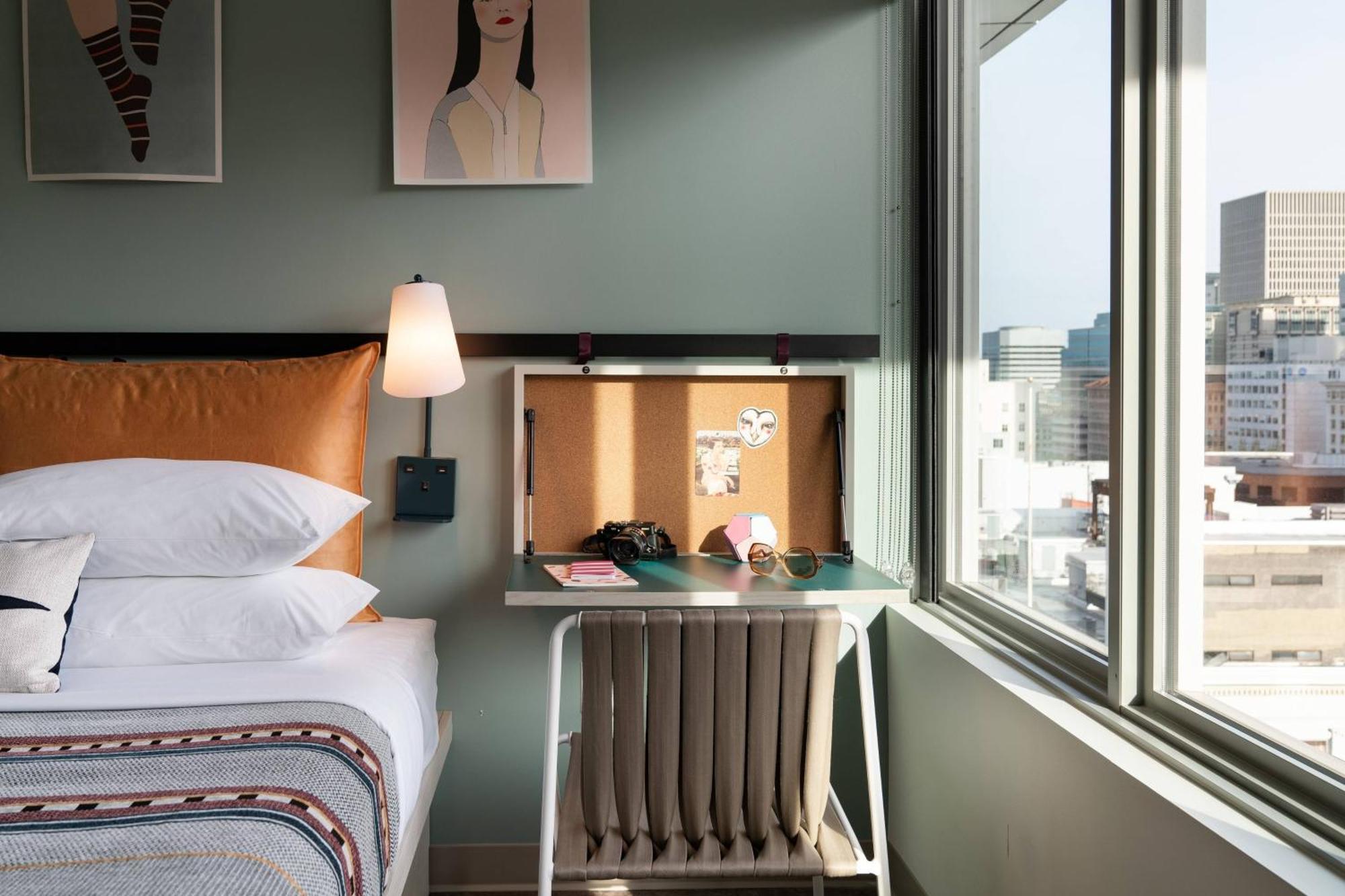 Отель Moxy Portland Downtown Экстерьер фото