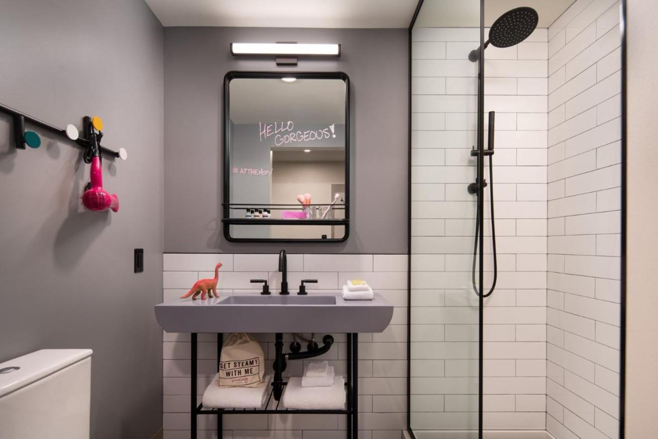 Отель Moxy Portland Downtown Экстерьер фото